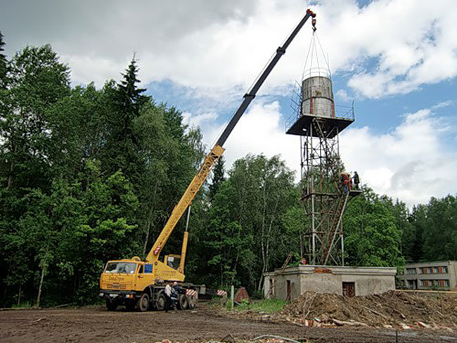 фото строительство водонапорной башни автокраном