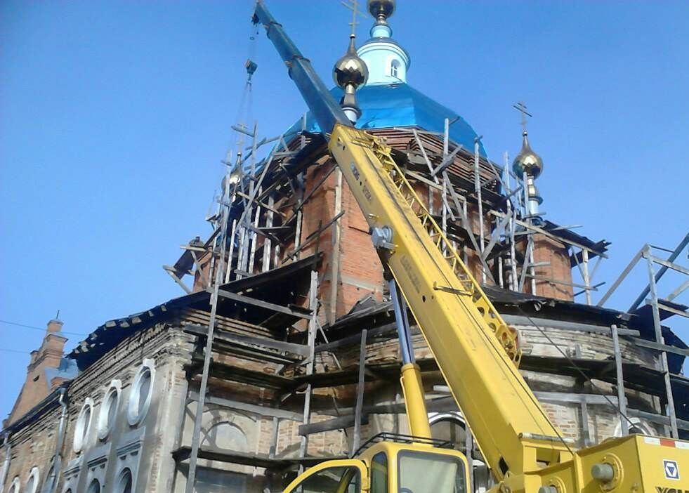 фото монтаж металлического каркаса автокраном