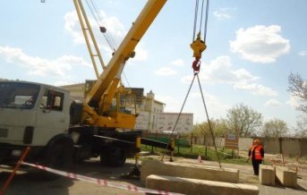 фото монтаж погрузка плит фундамента автокраном